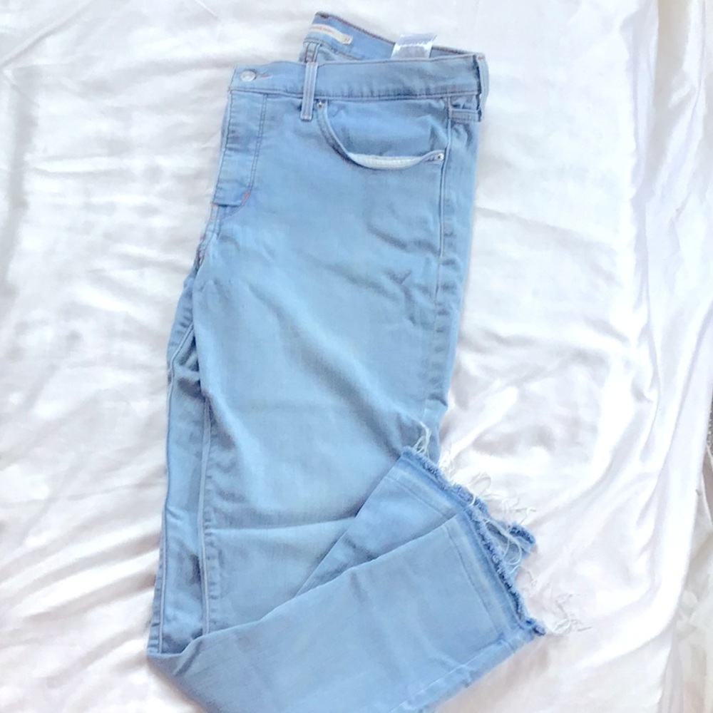 Levi’s Denim! 👖311 shaping skinny jeans size 32